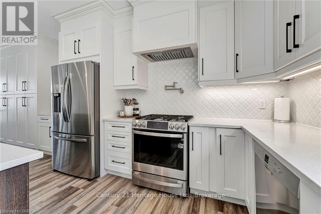 30 Douglas Street, Brantford, Ontario  N3T 0M6 - Photo 5 - X12260015