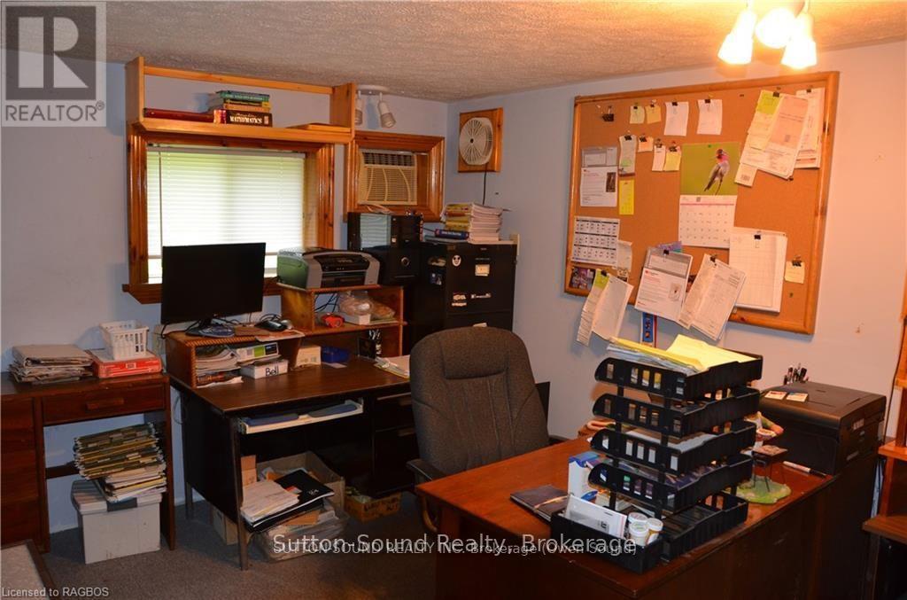 402432 Grey Road 4, West Grey, Ontario  N0H 1R0 - Photo 10 - X12260281