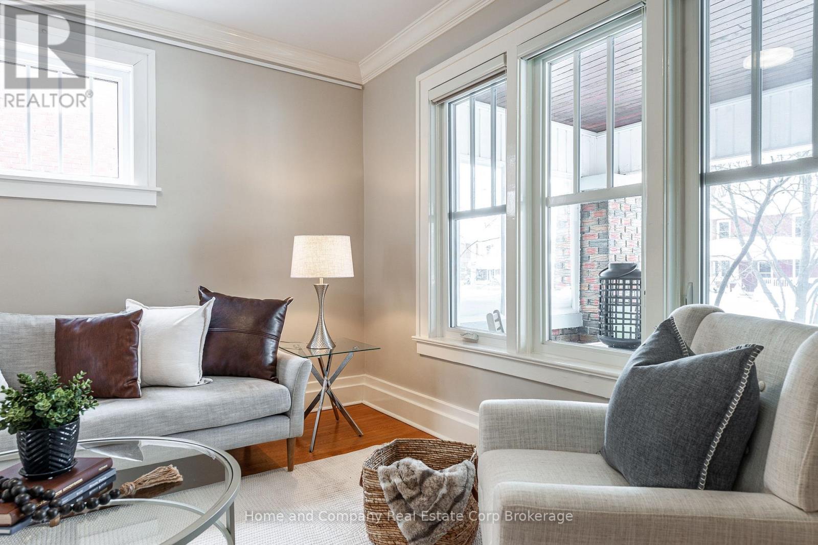 211 Douglas Street, Stratford, Ontario  N5A 5P8 - Photo 5 - X12260308