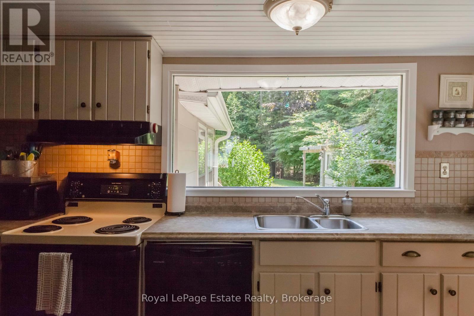 371 Bay Street, South Bruce Peninsula, Ontario  N0H 2T0 - Photo 22 - X12261246