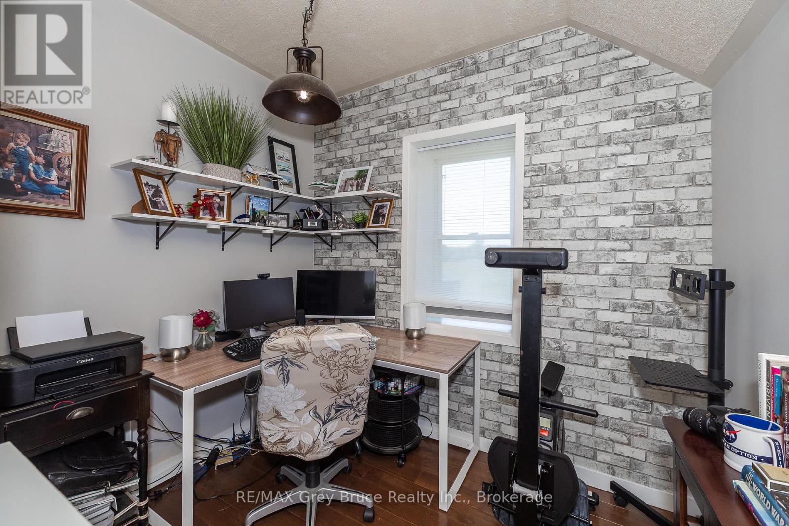 362404 Lindenwood Road, Georgian Bluffs, Ontario  N0H 2T0 - Photo 23 - X12261349