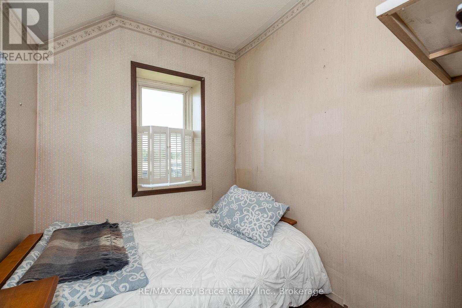 362404 Lindenwood Road, Georgian Bluffs, Ontario  N0H 2T0 - Photo 24 - X12261349