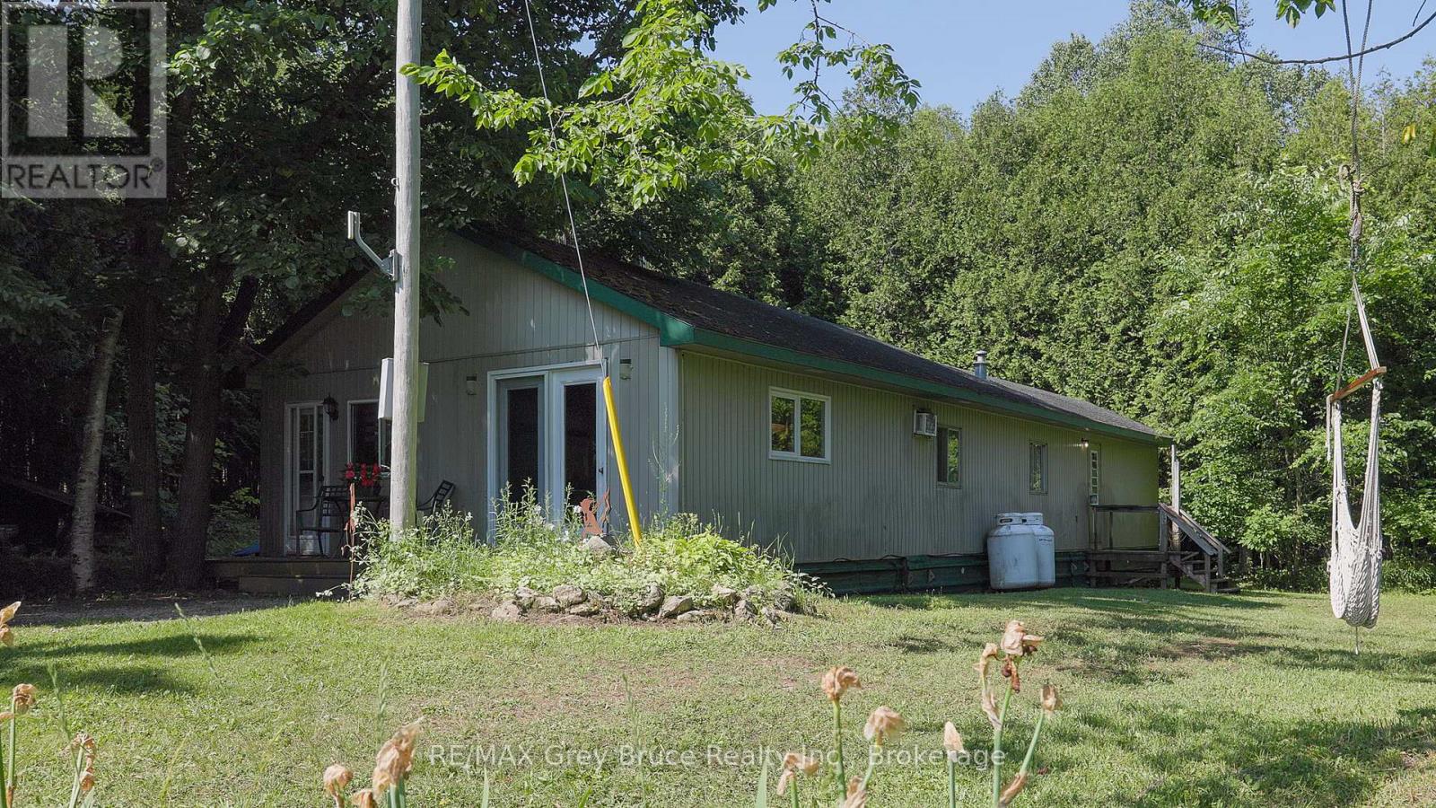 362404 Lindenwood Road, Georgian Bluffs, Ontario  N0H 2T0 - Photo 25 - X12261349