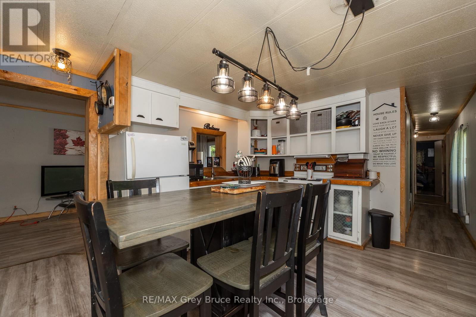 362404 Lindenwood Road, Georgian Bluffs, Ontario  N0H 2T0 - Photo 28 - X12261349