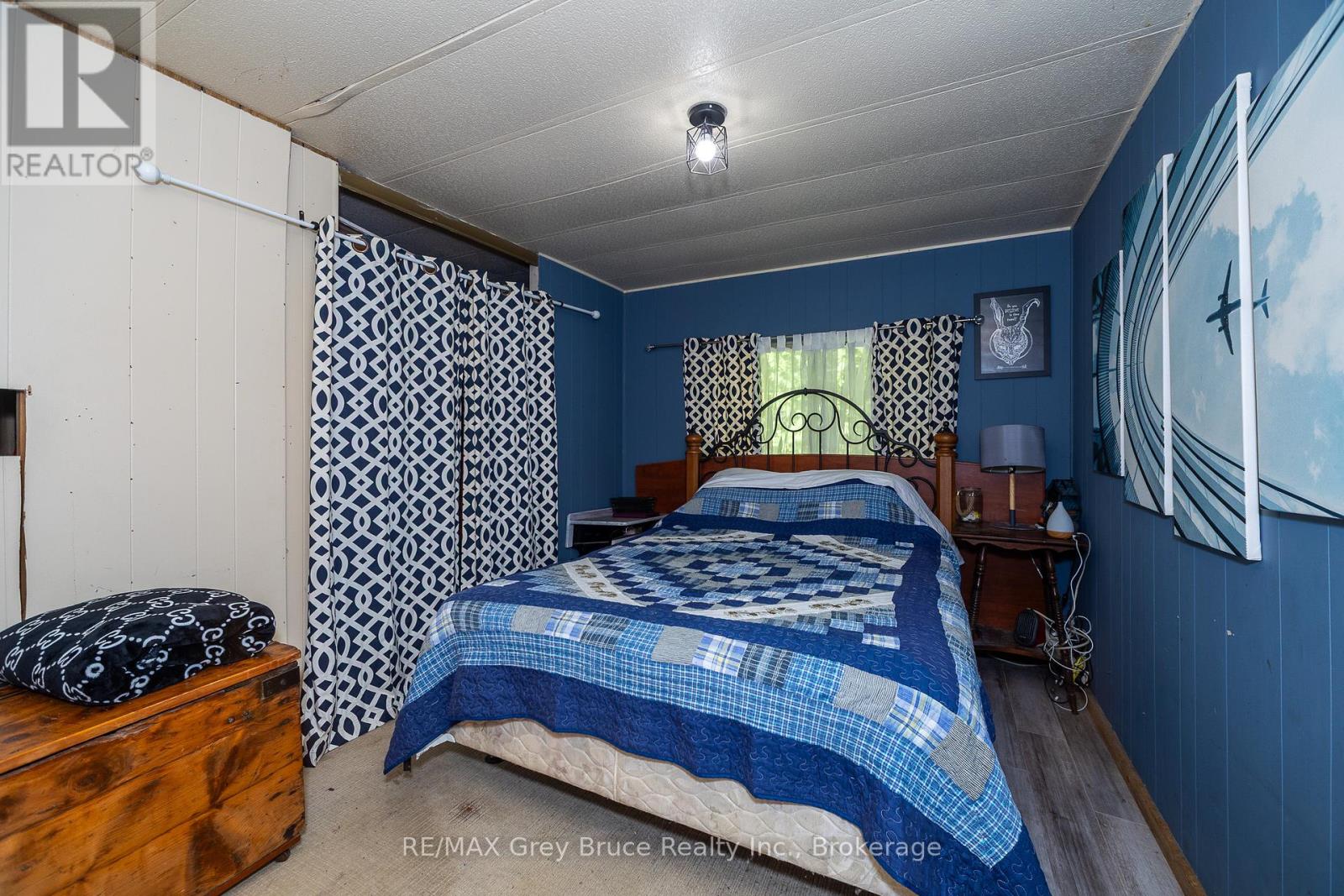 362404 Lindenwood Road, Georgian Bluffs, Ontario  N0H 2T0 - Photo 32 - X12261349