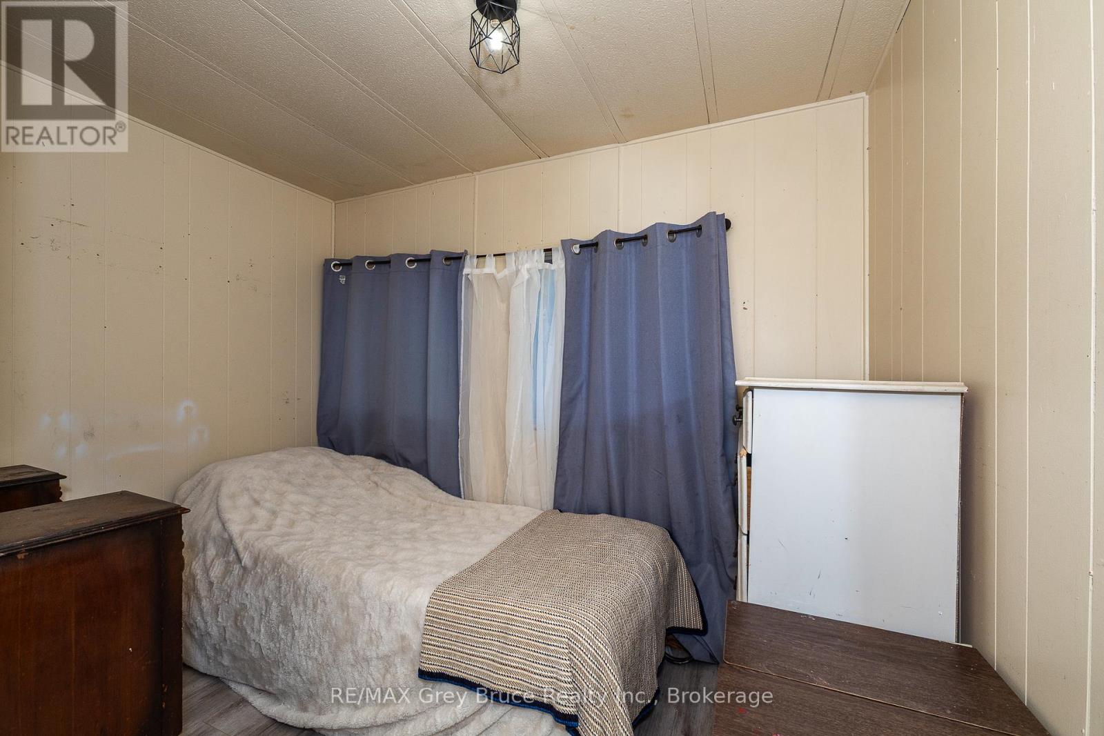 362404 Lindenwood Road, Georgian Bluffs, Ontario  N0H 2T0 - Photo 33 - X12261349