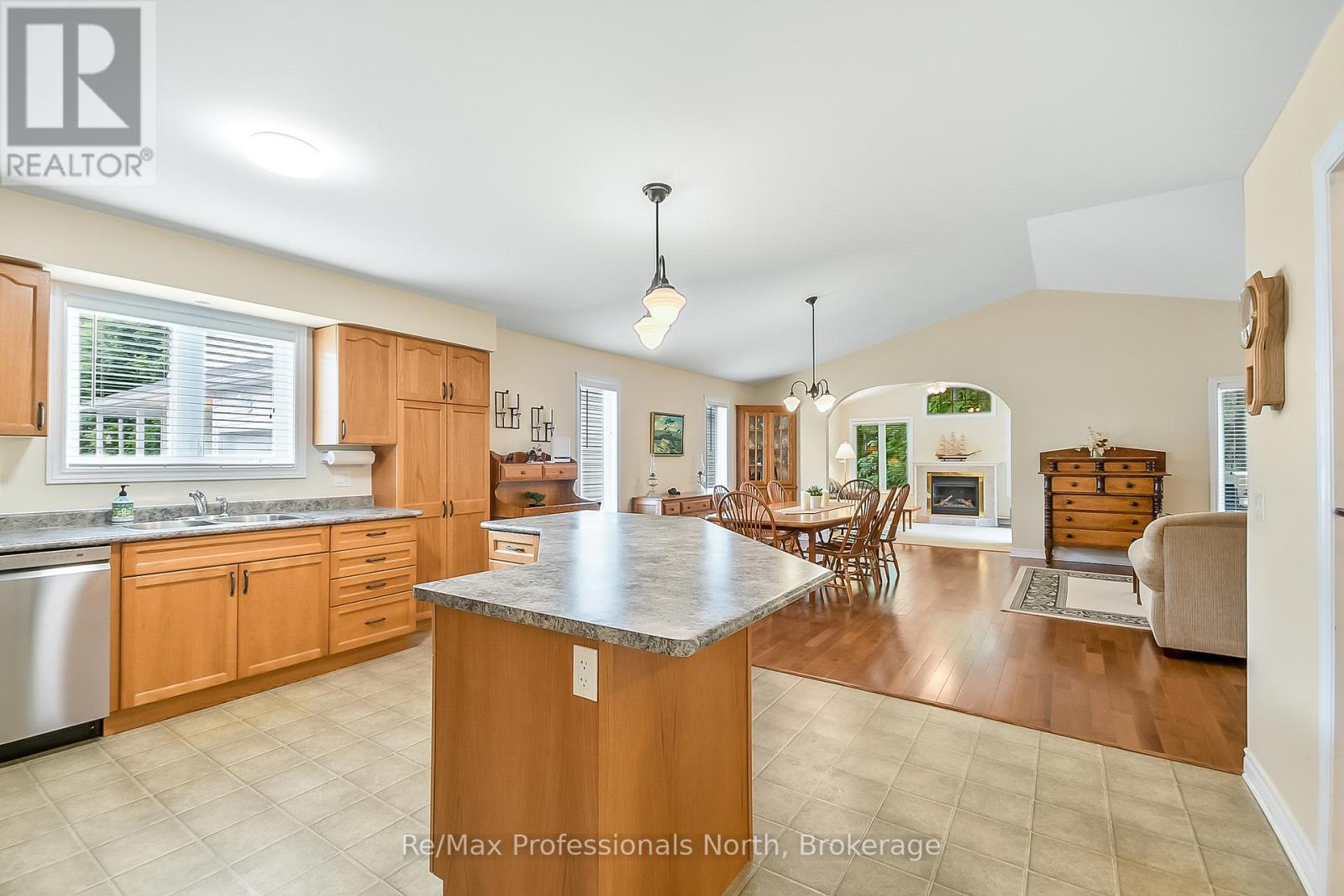 136 Hedgewood Lane, Gravenhurst, Ontario  P1P 1Z4 - Photo 6 - X12261745
