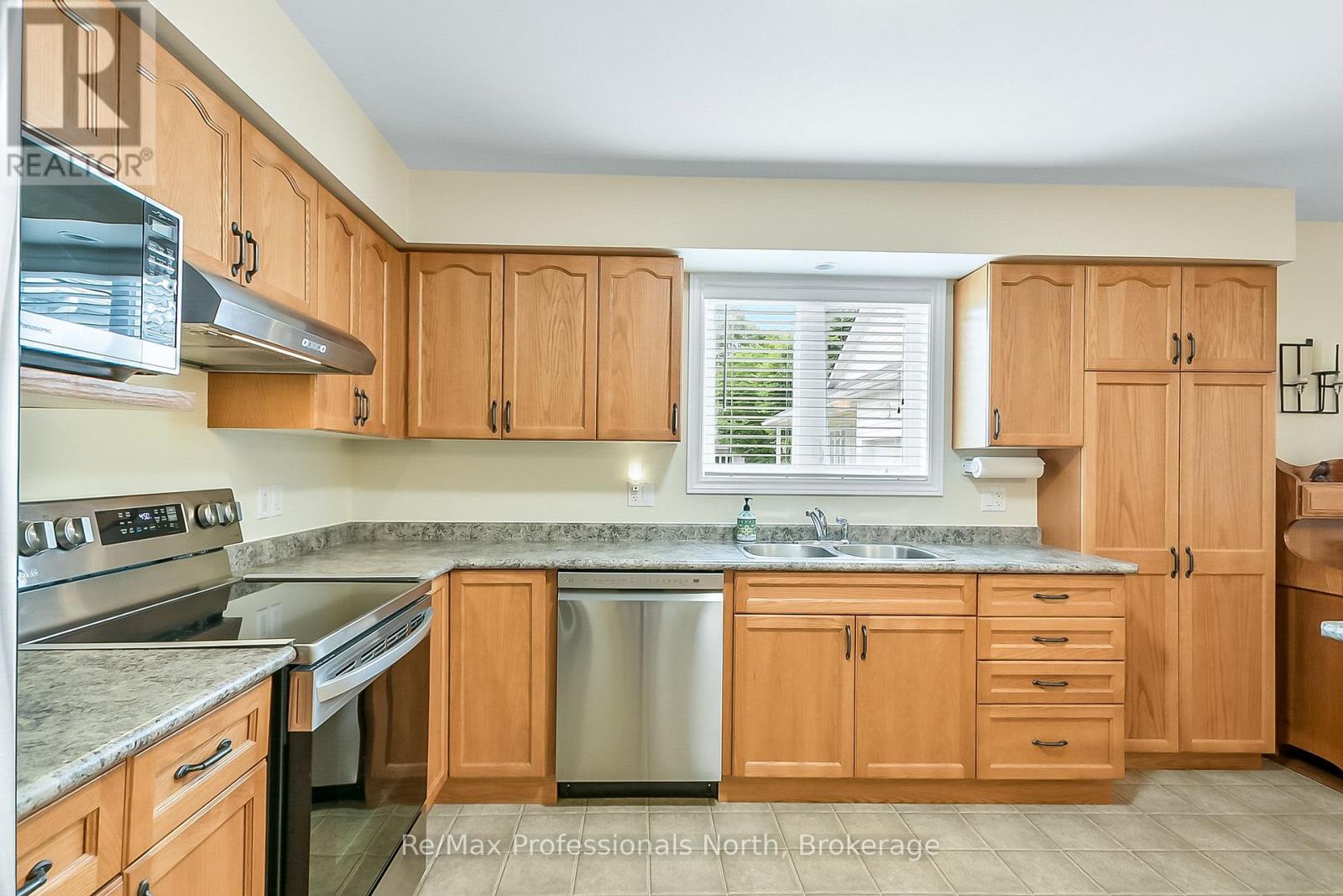136 Hedgewood Lane, Gravenhurst, Ontario  P1P 1Z4 - Photo 8 - X12261745