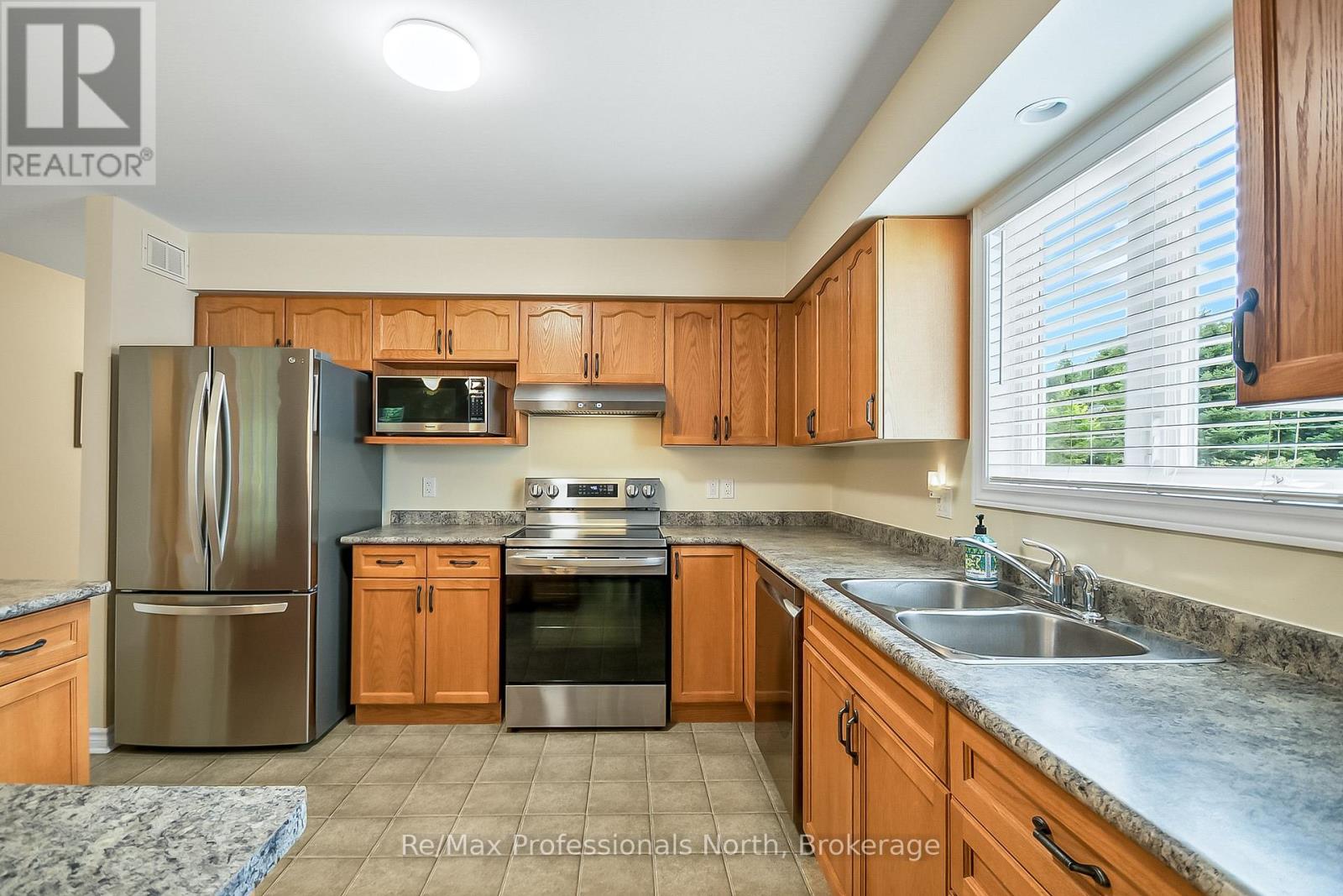 136 Hedgewood Lane, Gravenhurst, Ontario  P1P 1Z4 - Photo 9 - X12261745