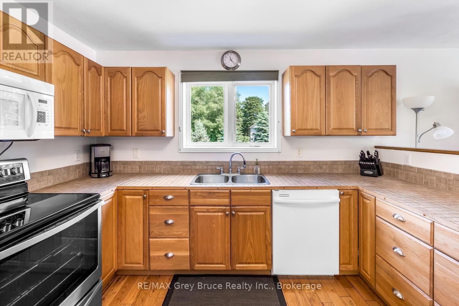 32 Sugarbush Road, South Bruce Peninsula, Ontario  N0H 2T0 - Photo 11 - X12261917
