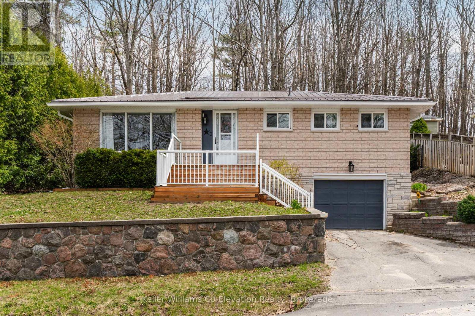3 Keefe Street, Penetanguishene, Ontario  L9M 1B4 - Photo 1 - S12262946