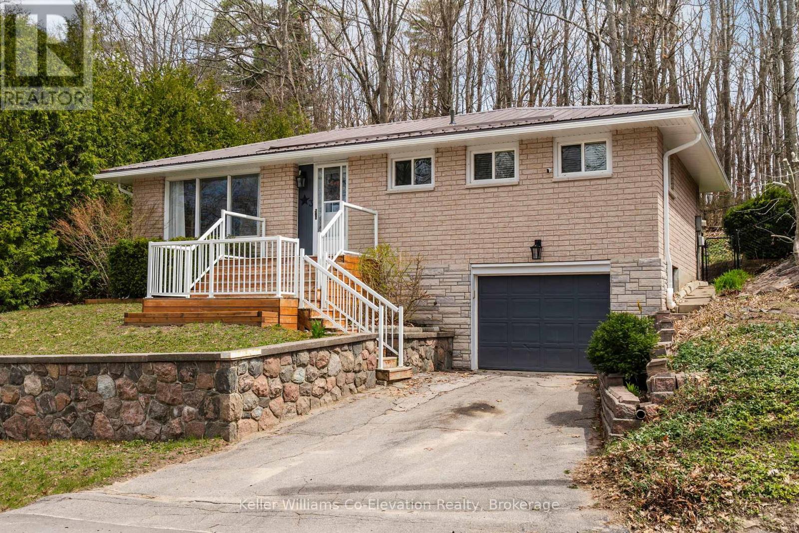 3 Keefe Street, Penetanguishene, Ontario  L9M 1B4 - Photo 2 - S12262946