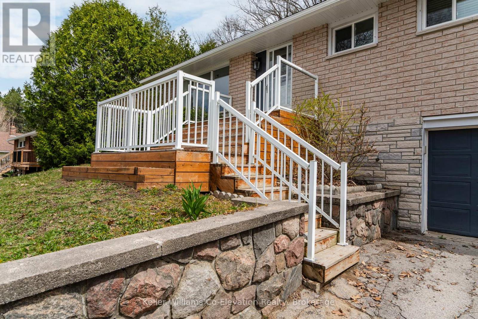3 Keefe Street, Penetanguishene, Ontario  L9M 1B4 - Photo 4 - S12262946