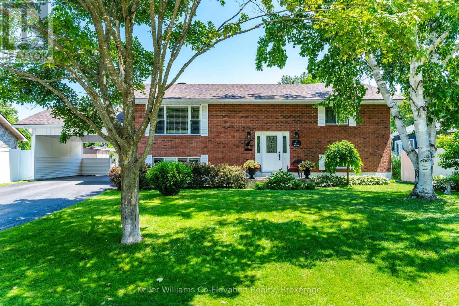 12 Benson Street, Penetanguishene, Ontario  L9M 1P4 - Photo 2 - S12263375