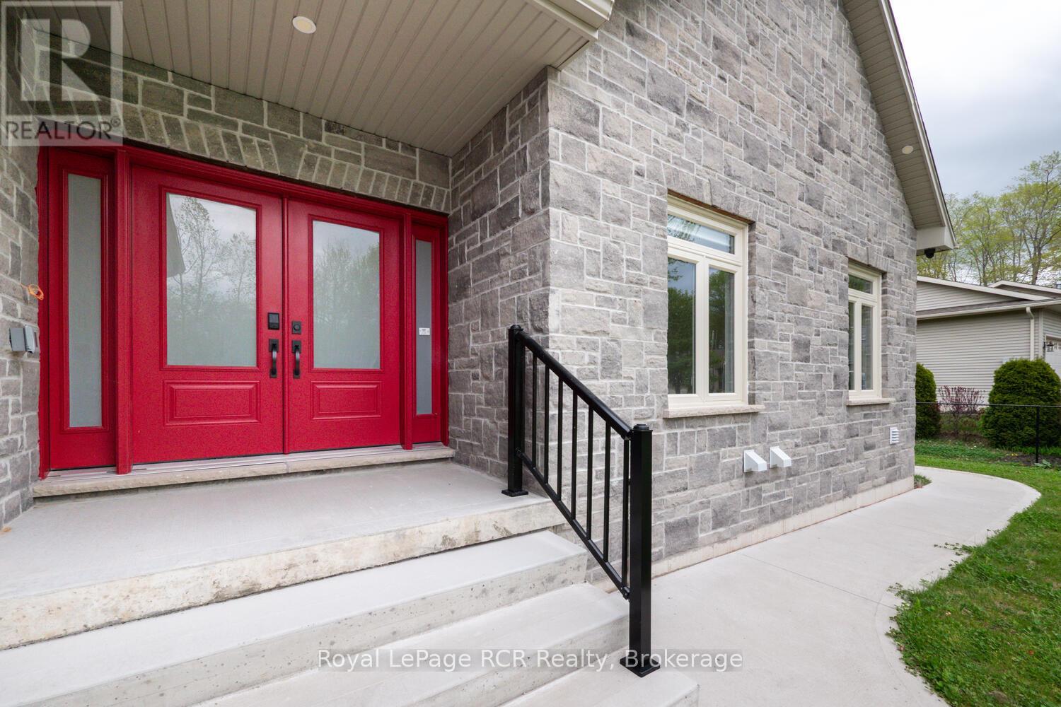 10 Frederick Street E, South Bruce Peninsula, Ontario  N0H 2G0 - Photo 5 - X12263461