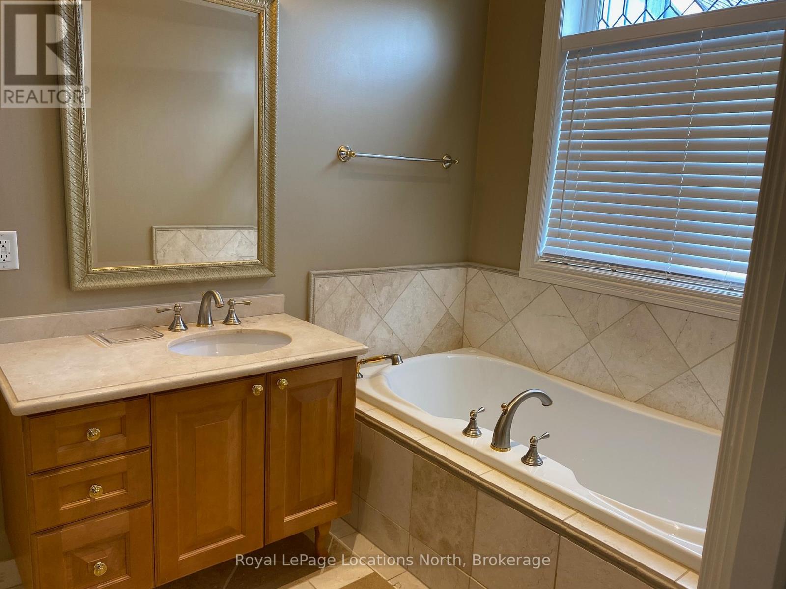 212 Snowbridge Way, Blue Mountains, Ontario  L9Y 0V1 - Photo 10 - X12264295