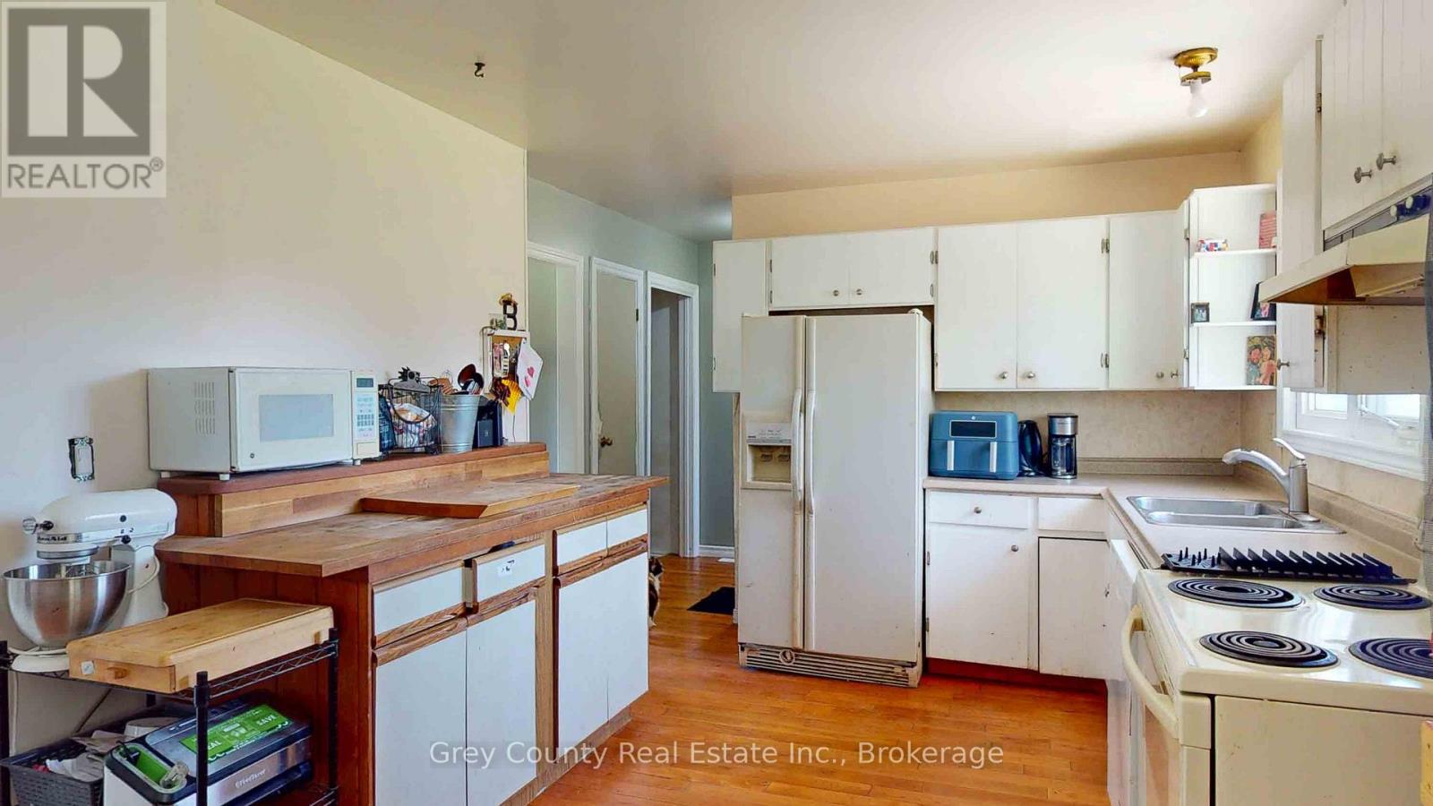 102 Glenwood Place, West Grey, Ontario  N0C 1H0 - Photo 12 - X12265496