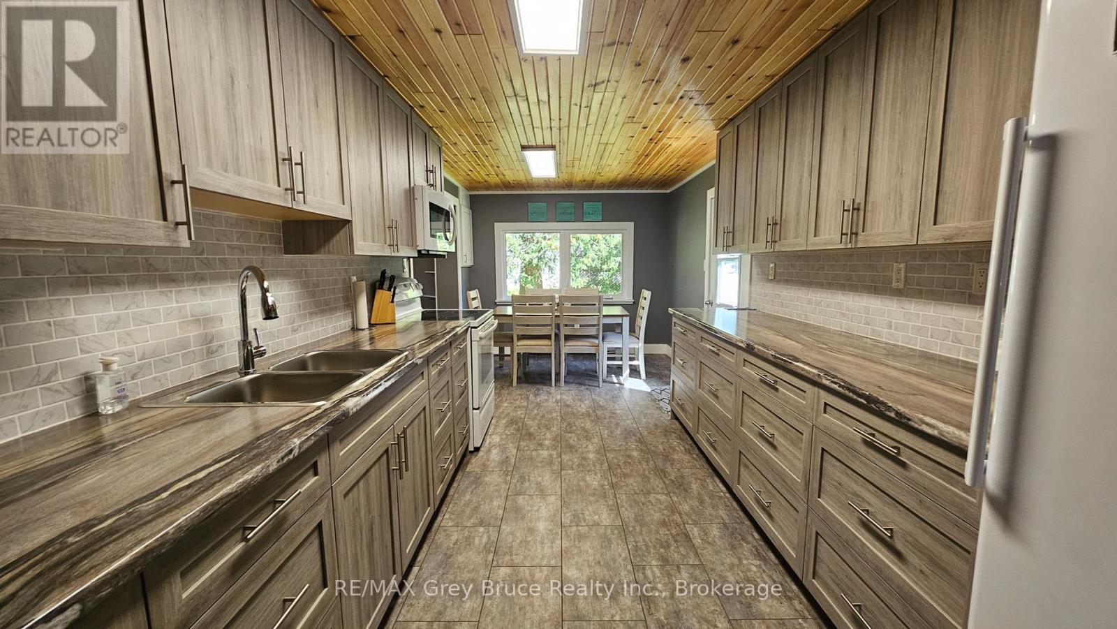 549 Stokes Bay Road, Northern Bruce Peninsula, Ontario  N0H 1W0 - Photo 8 - X12265741