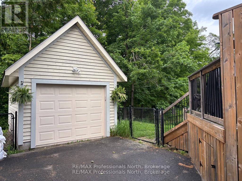 26 Coates Avenue, Bracebridge, Ontario  P1L 1Y5 - Photo 3 - X12265876