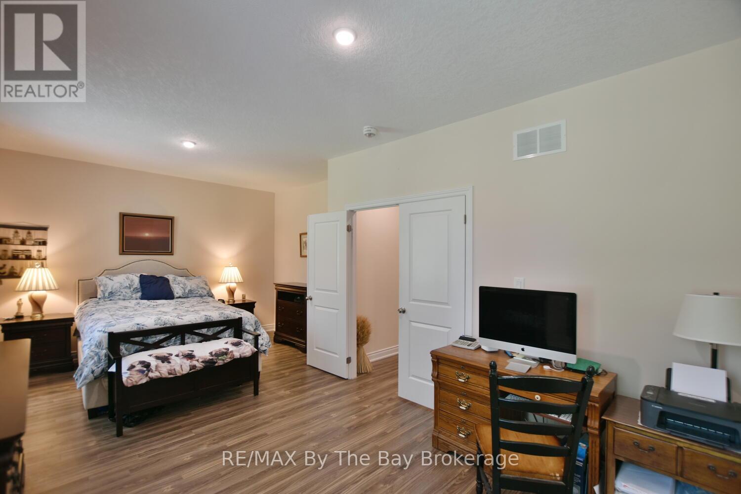142 Sunnidale Road S, Wasaga Beach, Ontario  L9Z 2S8 - Photo 14 - S12266576