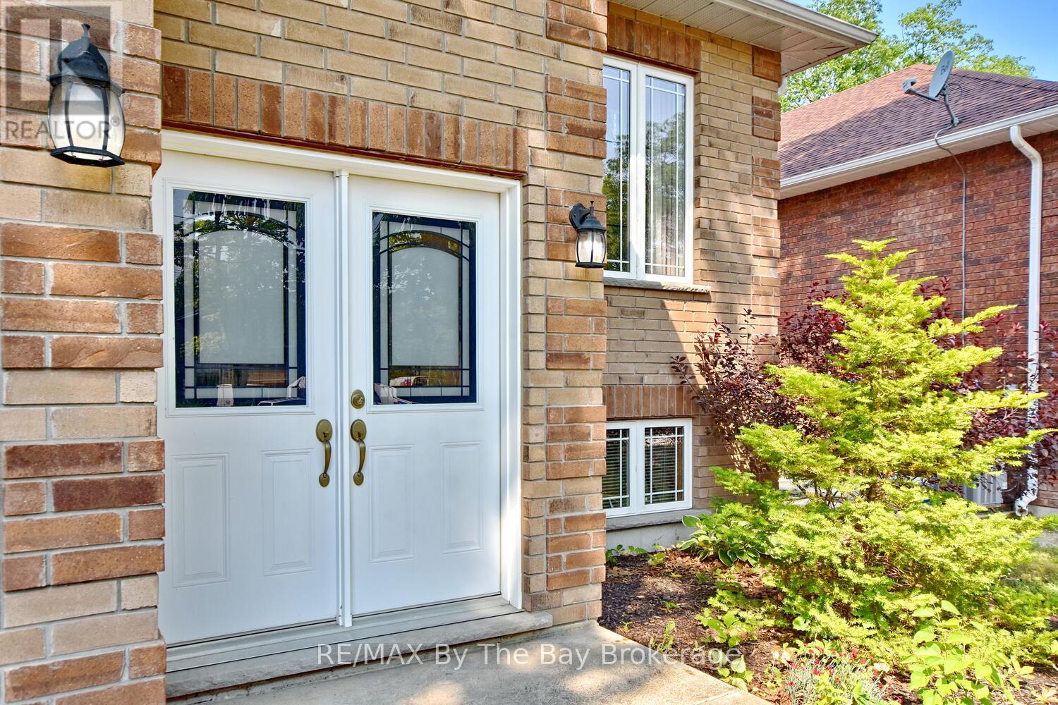 142 Sunnidale Road S, Wasaga Beach, Ontario  L9Z 2S8 - Photo 2 - S12266576