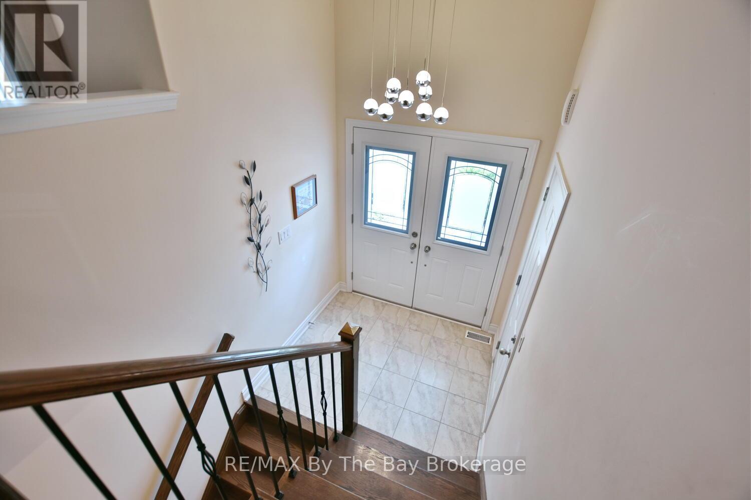 142 Sunnidale Road S, Wasaga Beach, Ontario  L9Z 2S8 - Photo 3 - S12266576