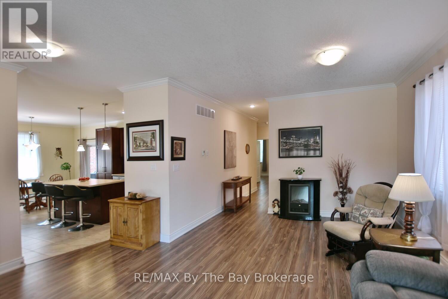 142 Sunnidale Road S, Wasaga Beach, Ontario  L9Z 2S8 - Photo 5 - S12266576