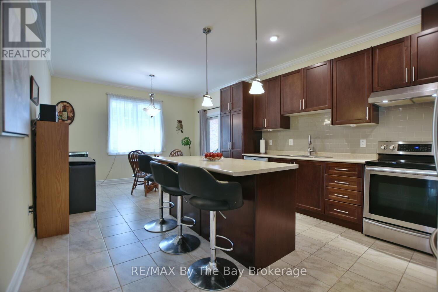 142 Sunnidale Road S, Wasaga Beach, Ontario  L9Z 2S8 - Photo 6 - S12266576