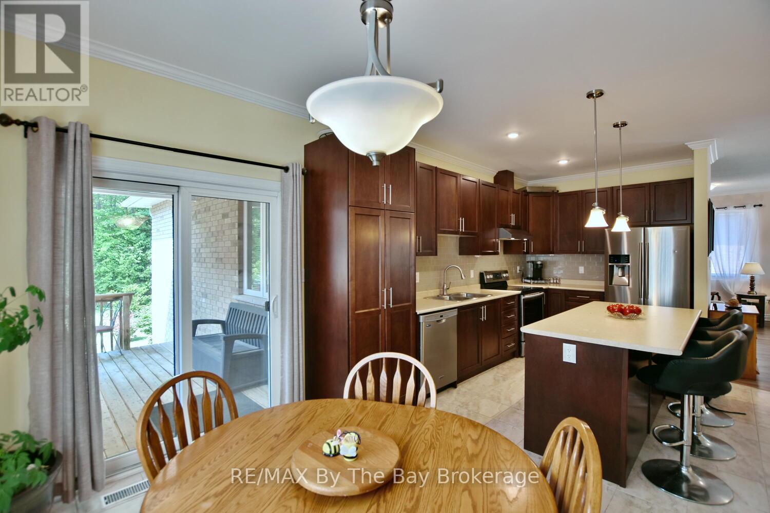 142 Sunnidale Road S, Wasaga Beach, Ontario  L9Z 2S8 - Photo 9 - S12266576