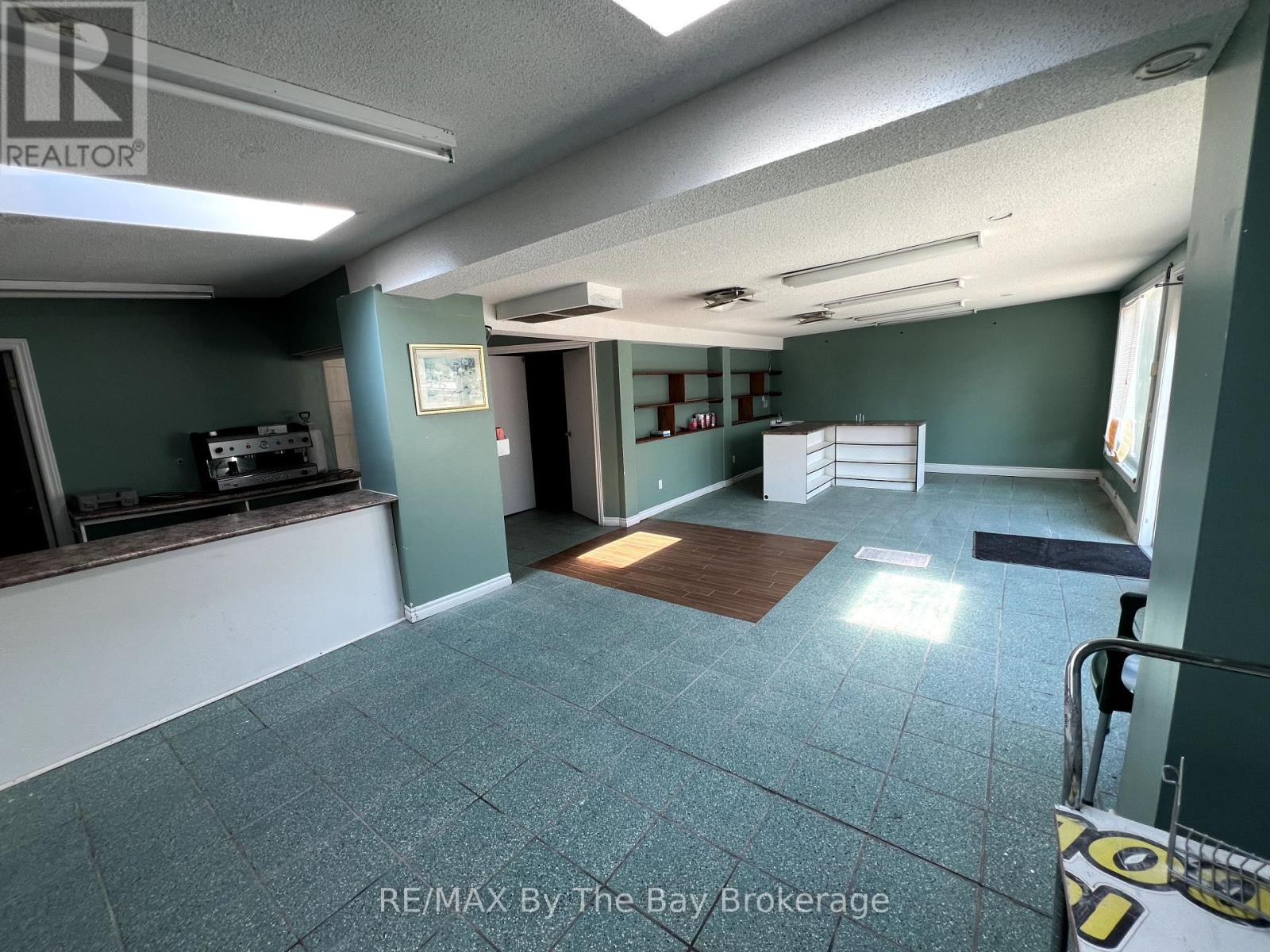 2 - 111 Main Street, Wasaga Beach, Ontario  L9Z 2K9 - Photo 3 - S12266627