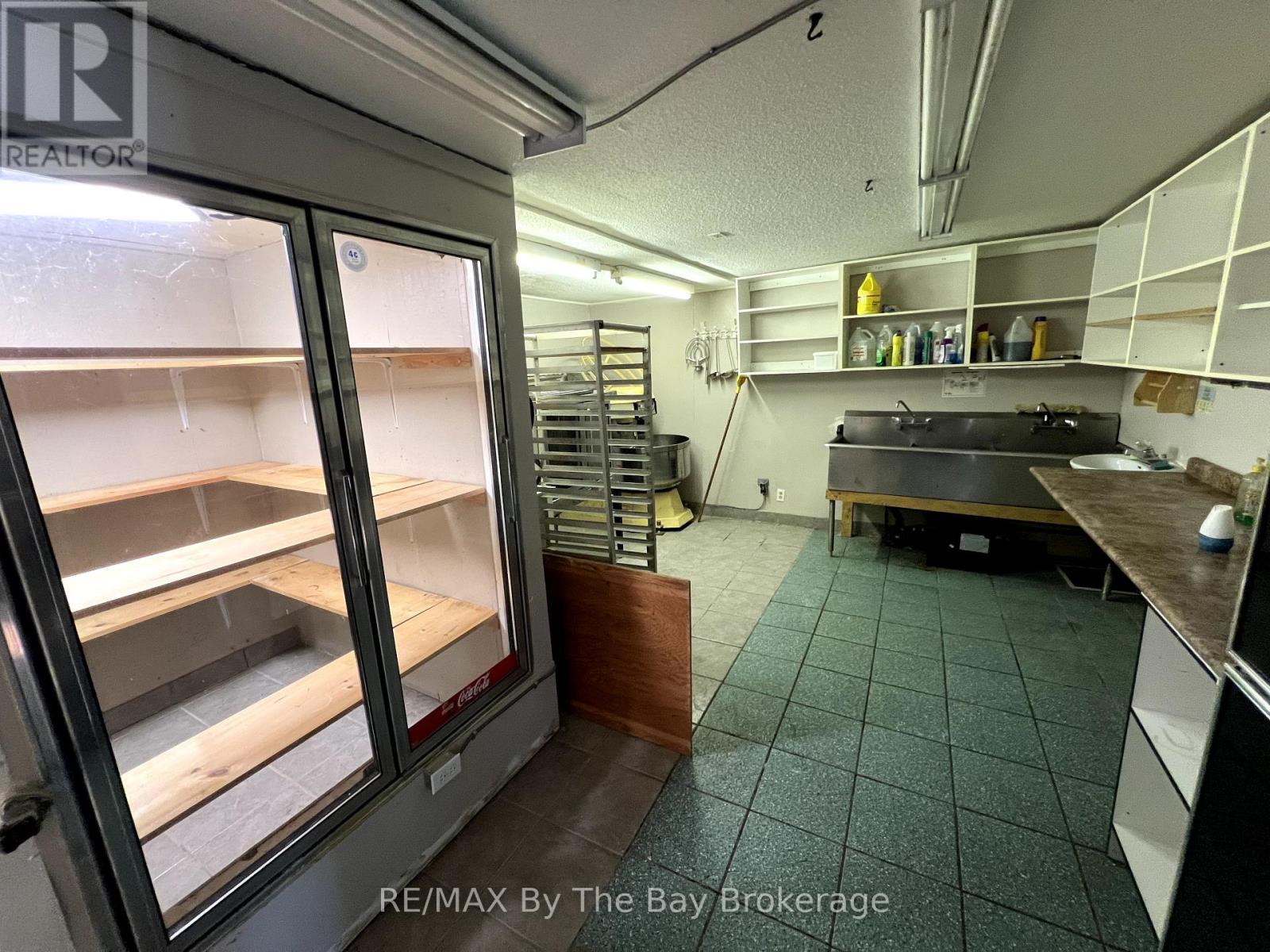 2 - 111 Main Street, Wasaga Beach, Ontario  L9Z 2K9 - Photo 6 - S12266627