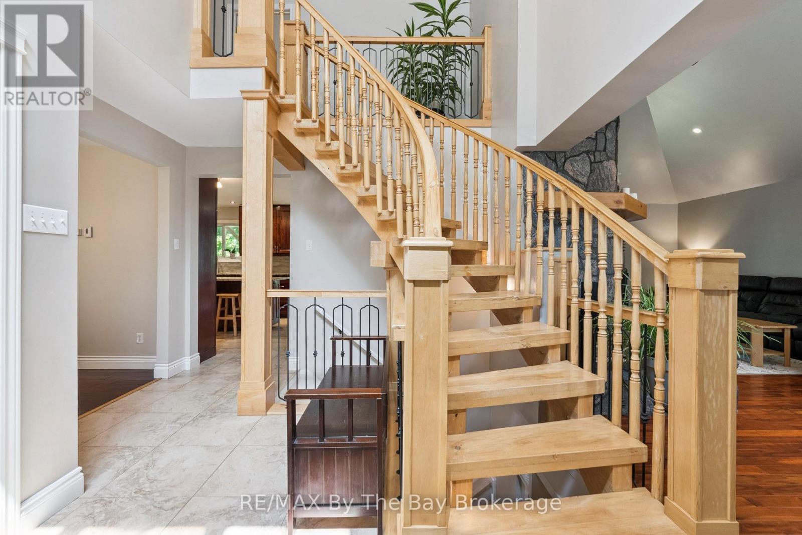 19 Gillespie Trail Se, Essa, Ontario  L3W 0V1 - Photo 3 - N12266899