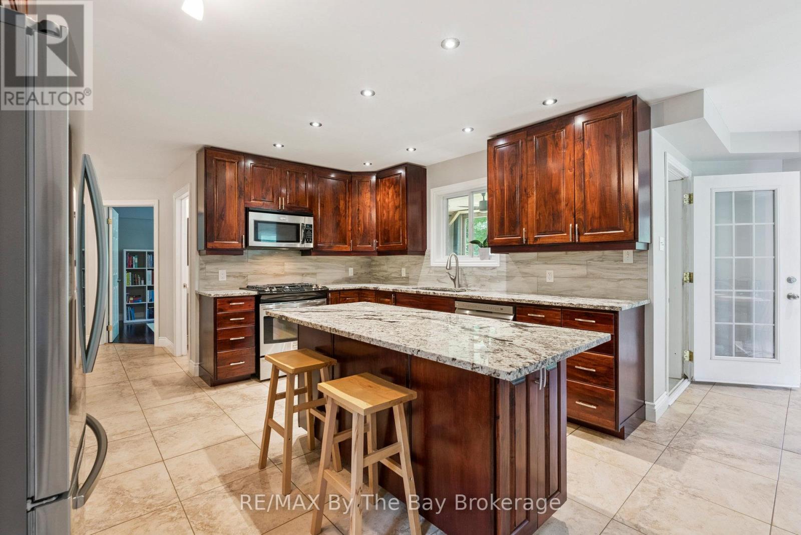 19 Gillespie Trail Se, Essa, Ontario  L3W 0V1 - Photo 9 - N12266899