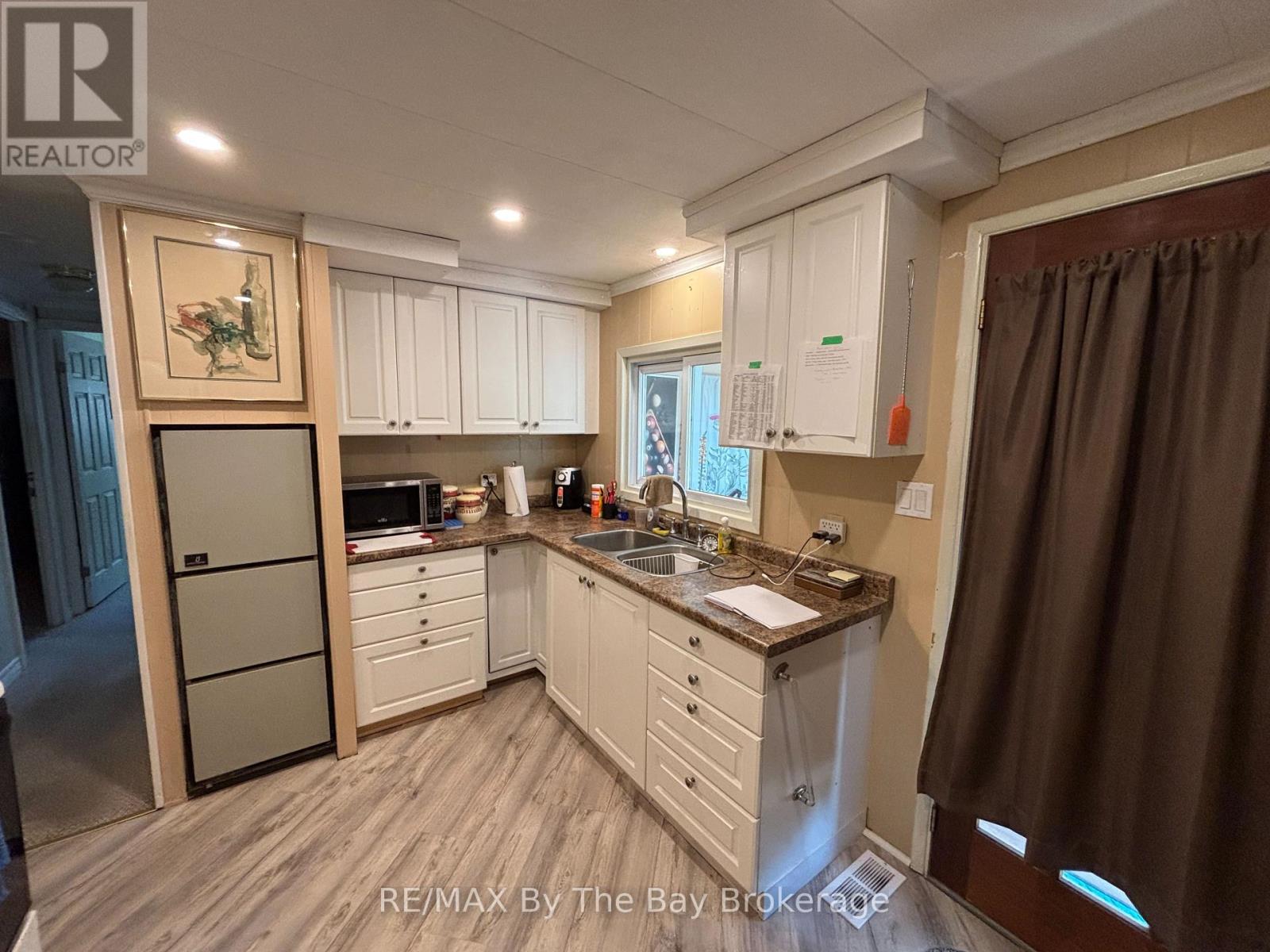 60 Flora Drive, Innisfil, Ontario  L9S 1R1 - Photo 18 - N12266983