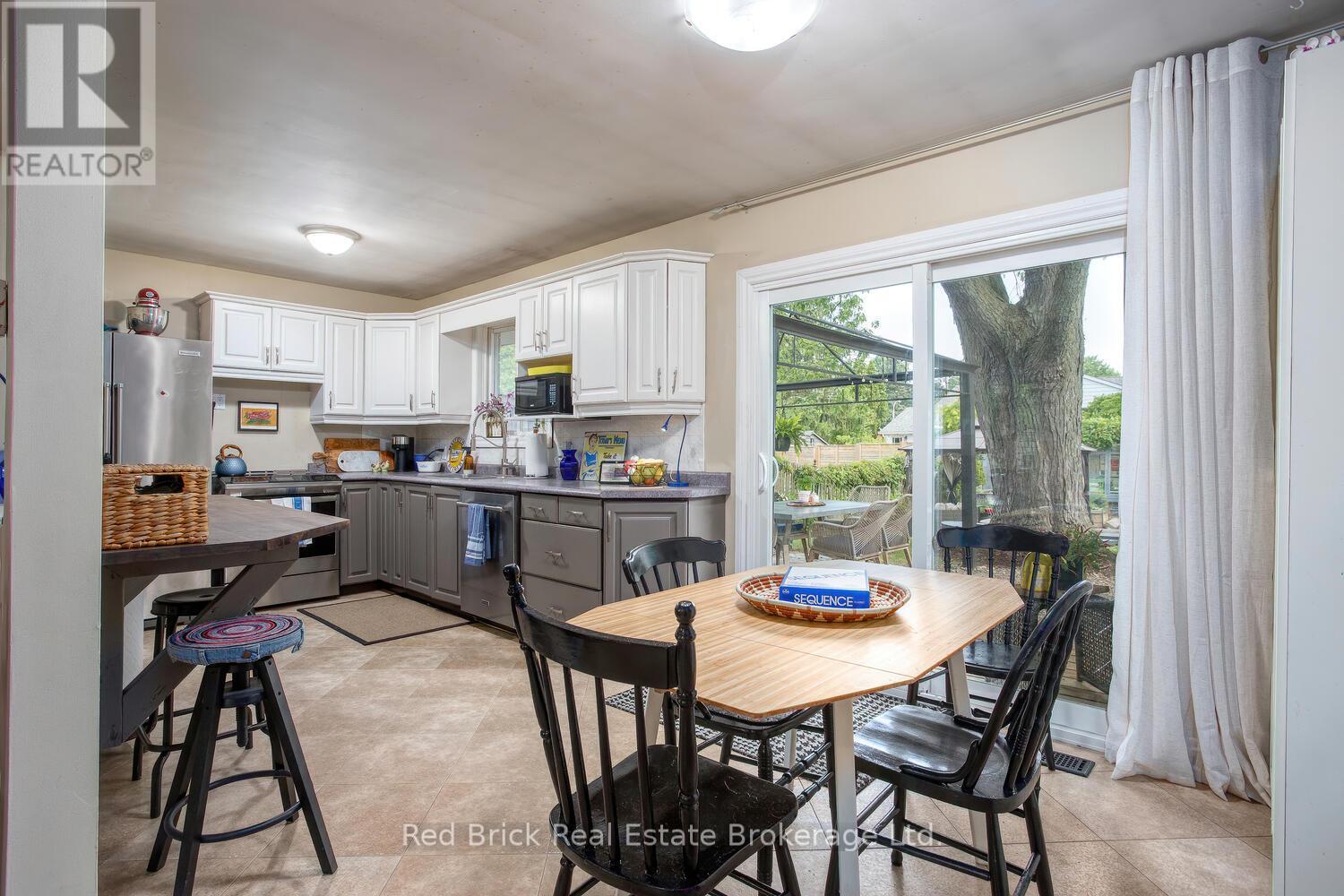 302 Ross Avenue, Kitchener, Ontario  N2A 1V6 - Photo 11 - X12267253