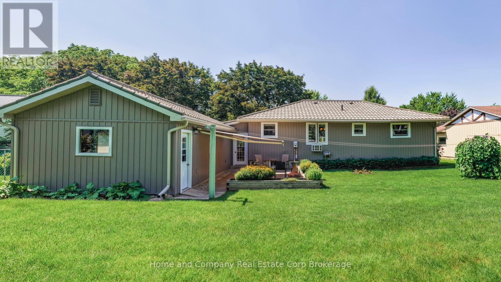 69 Water Street, Huron East, Ontario  N0K 1G0 - Photo 4 - X12267316