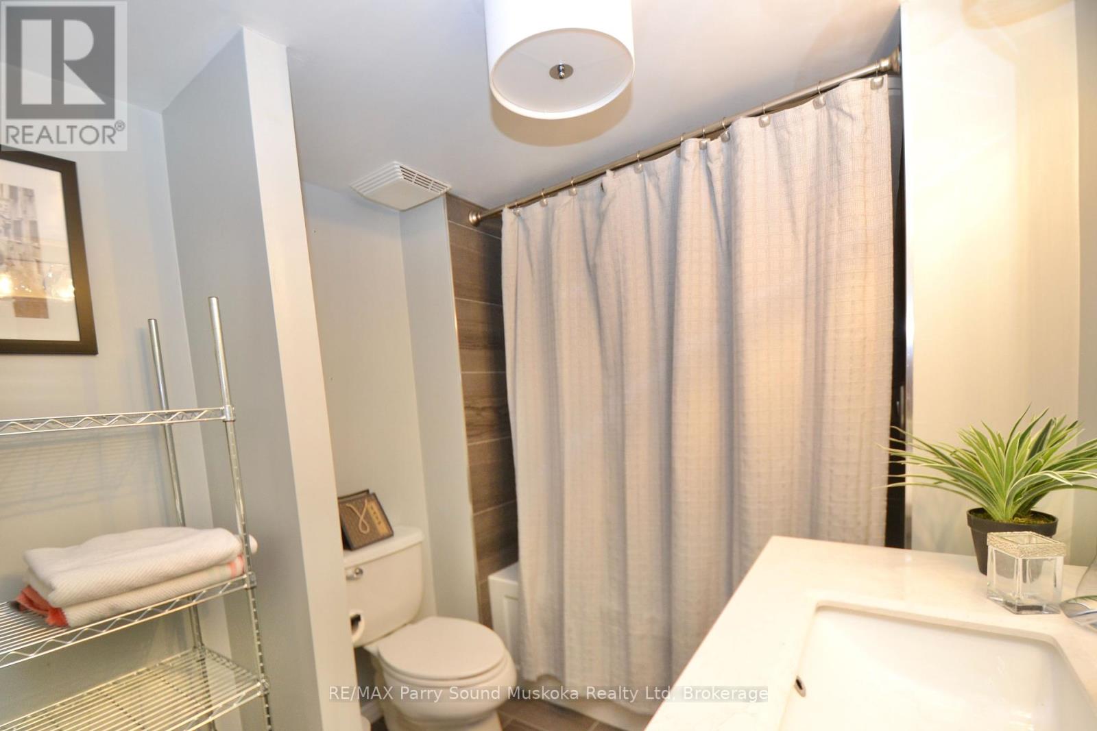 205 - 1071 Queens Avenue E, Oakville, Ontario  L6H 2R5 - Photo 9 - W12267706