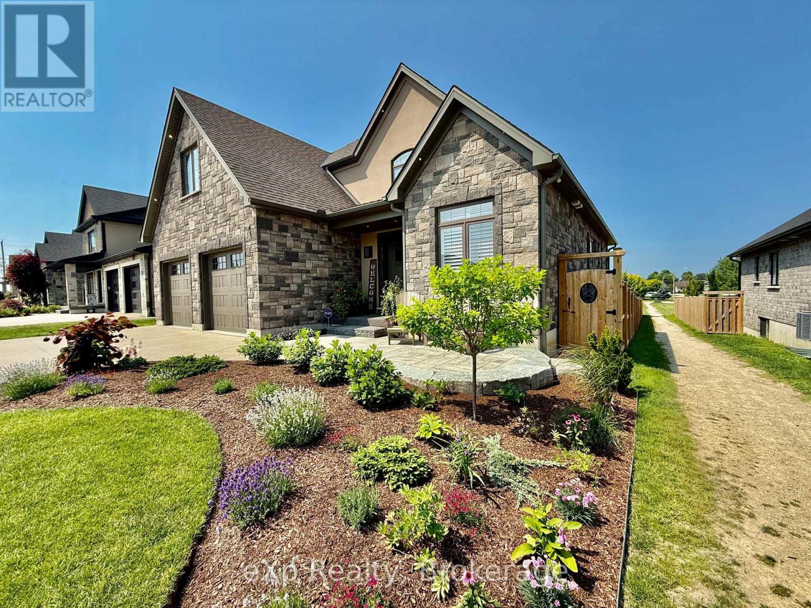 150 17th A Avenue, Hanover, Ontario  N4N 3V3 - Photo 3 - X12269184