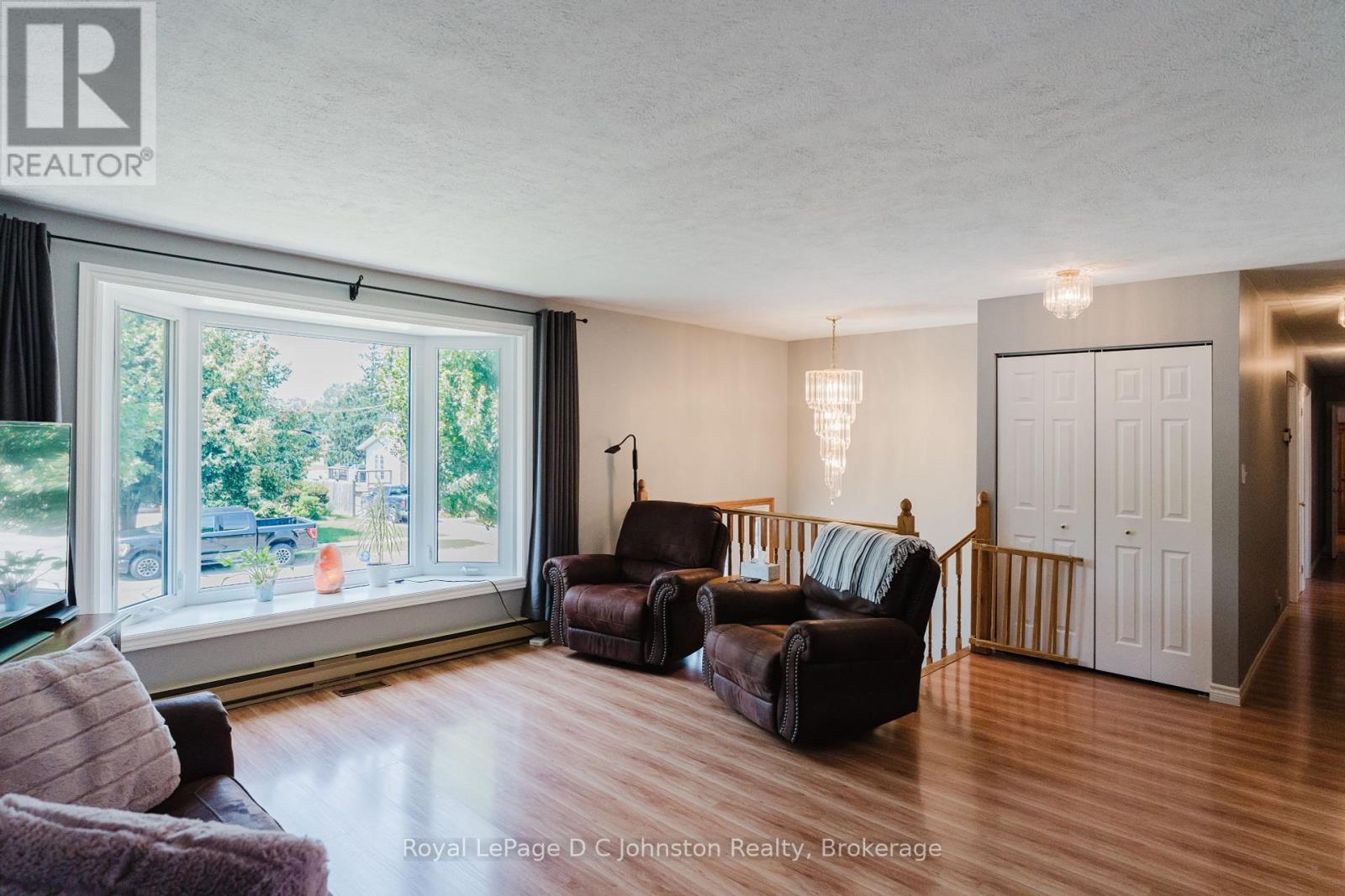 415 Wellington Street, Saugeen Shores, Ontario  N0H 2C0 - Photo 9 - X12269479