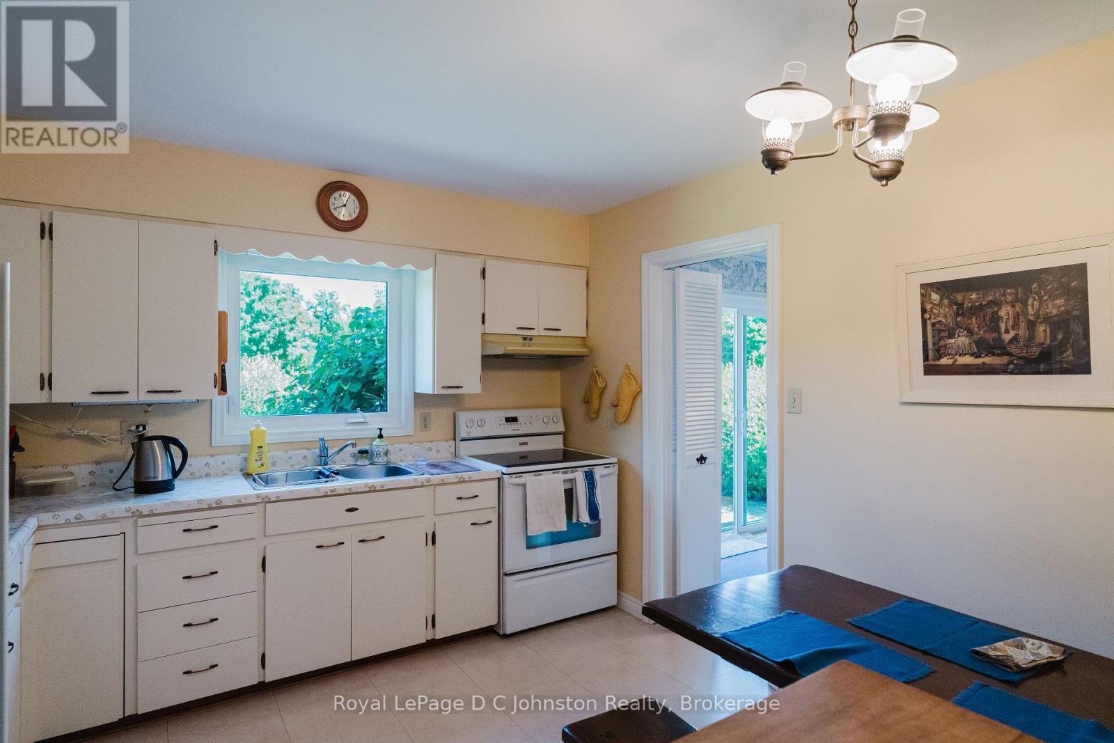 663 Pine Grove Drive, Saugeen Shores, Ontario  N0H 2C3 - Photo 12 - X12269592