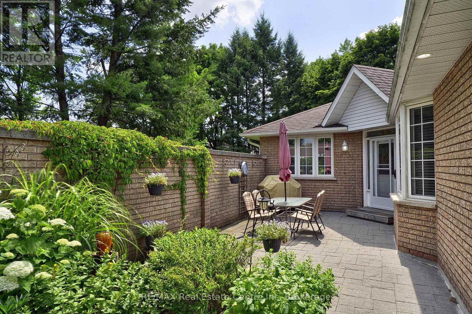 95 Beasley Crescent, Waterloo, Ontario  N1T 1P5 - Photo 5 - X12270420