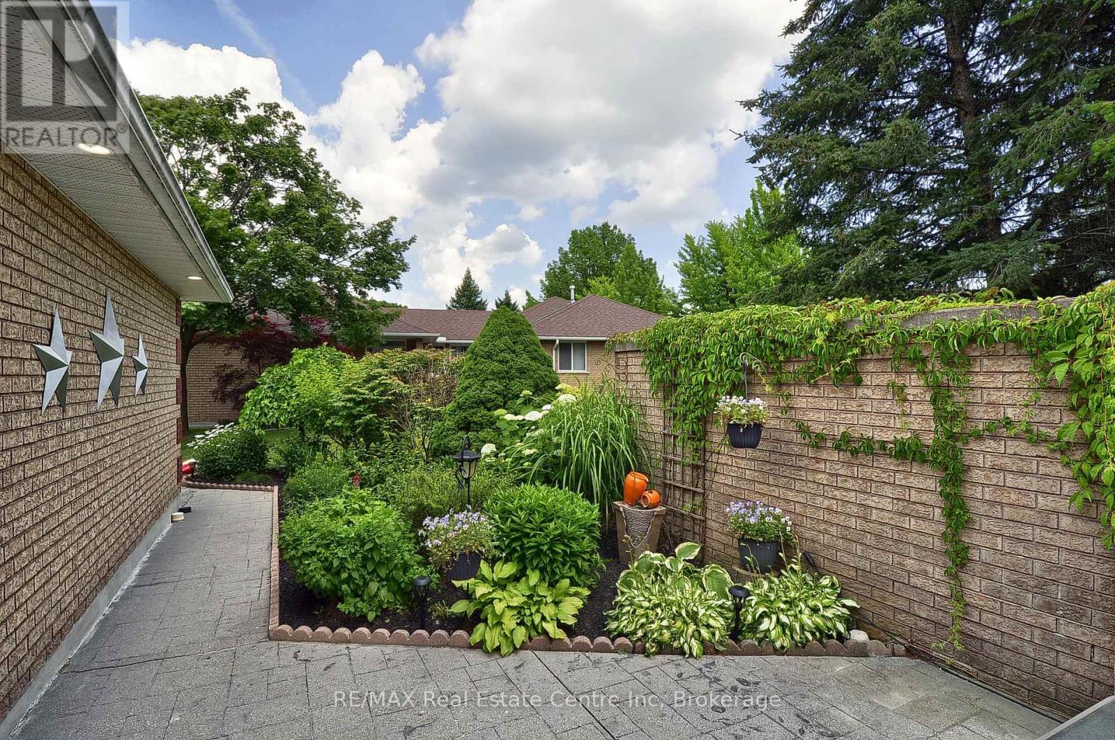 95 Beasley Crescent, Waterloo, Ontario  N1T 1P5 - Photo 6 - X12270420