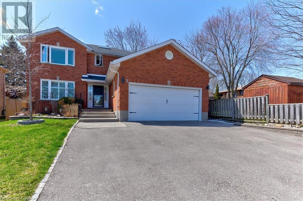 7 CHANDOS Drive, Kitchener, Ontario