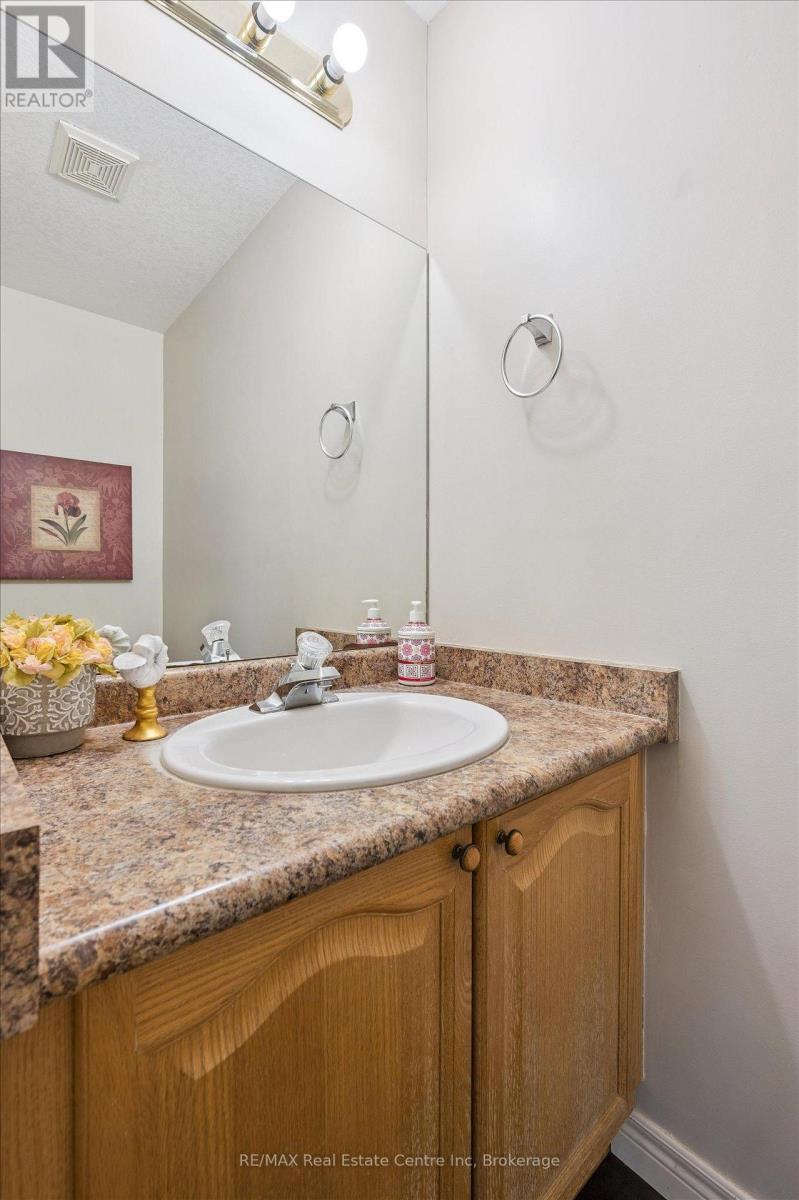 266 Briarmeadow Drive, Kitchener, Ontario  N2A 4H5 - Photo 11 - X12271191