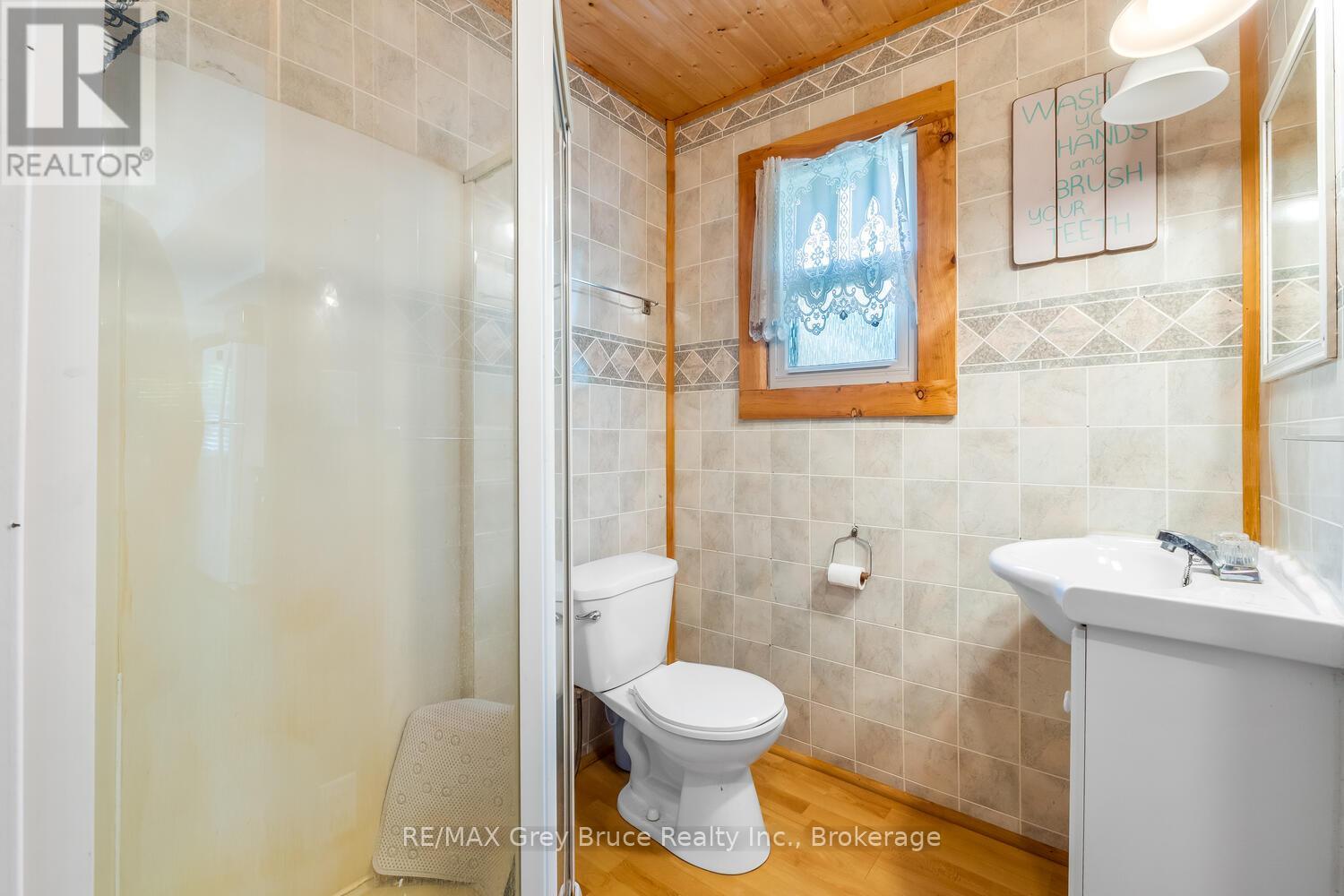 1106 King Edward Avenue, South Bruce Peninsula, Ontario  N0H 2G0 - Photo 9 - X12271382