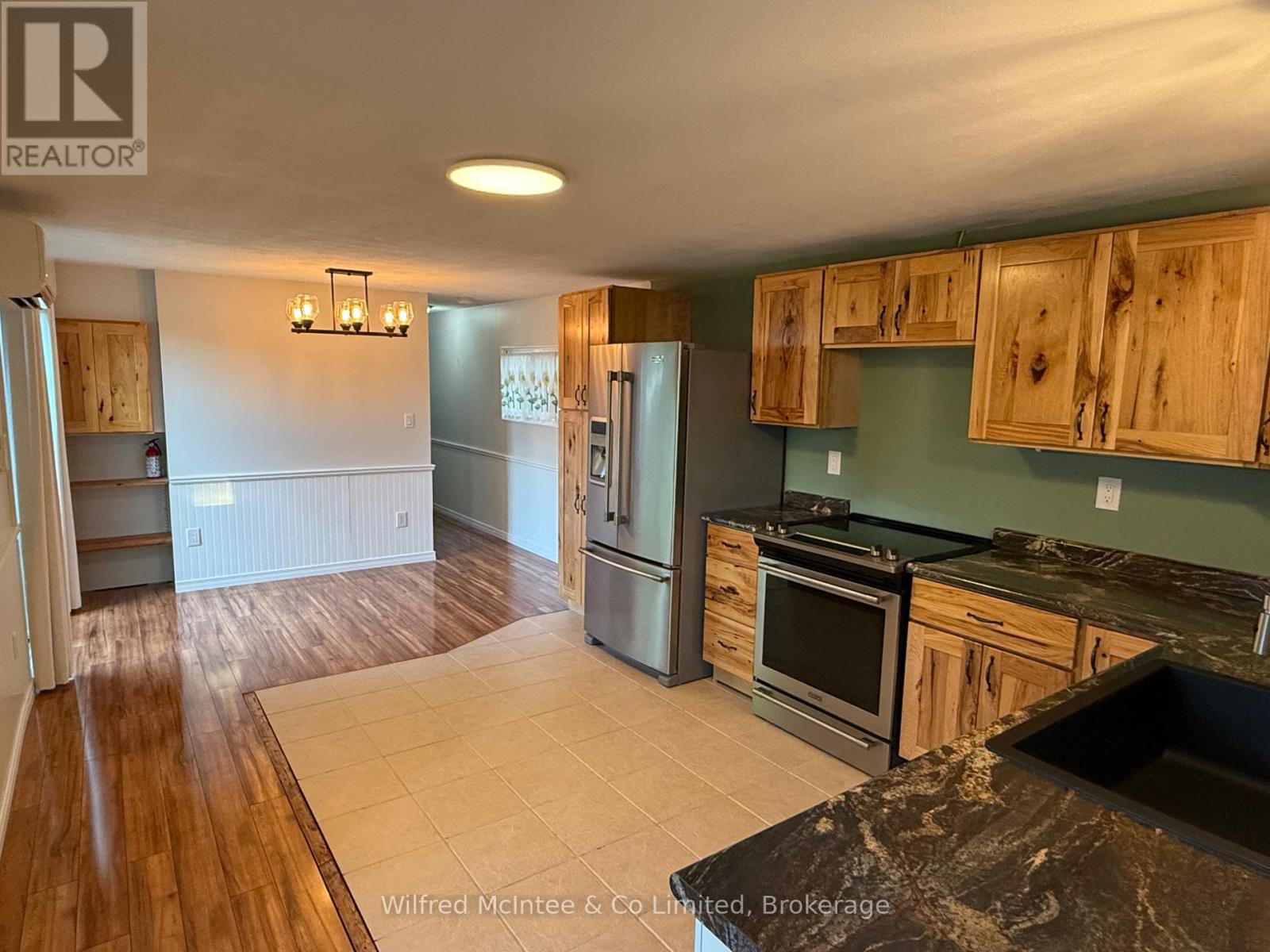 16 Bluejay Crescent, Brockton, Ontario  N0G 2V0 - Photo 8 - X12272267