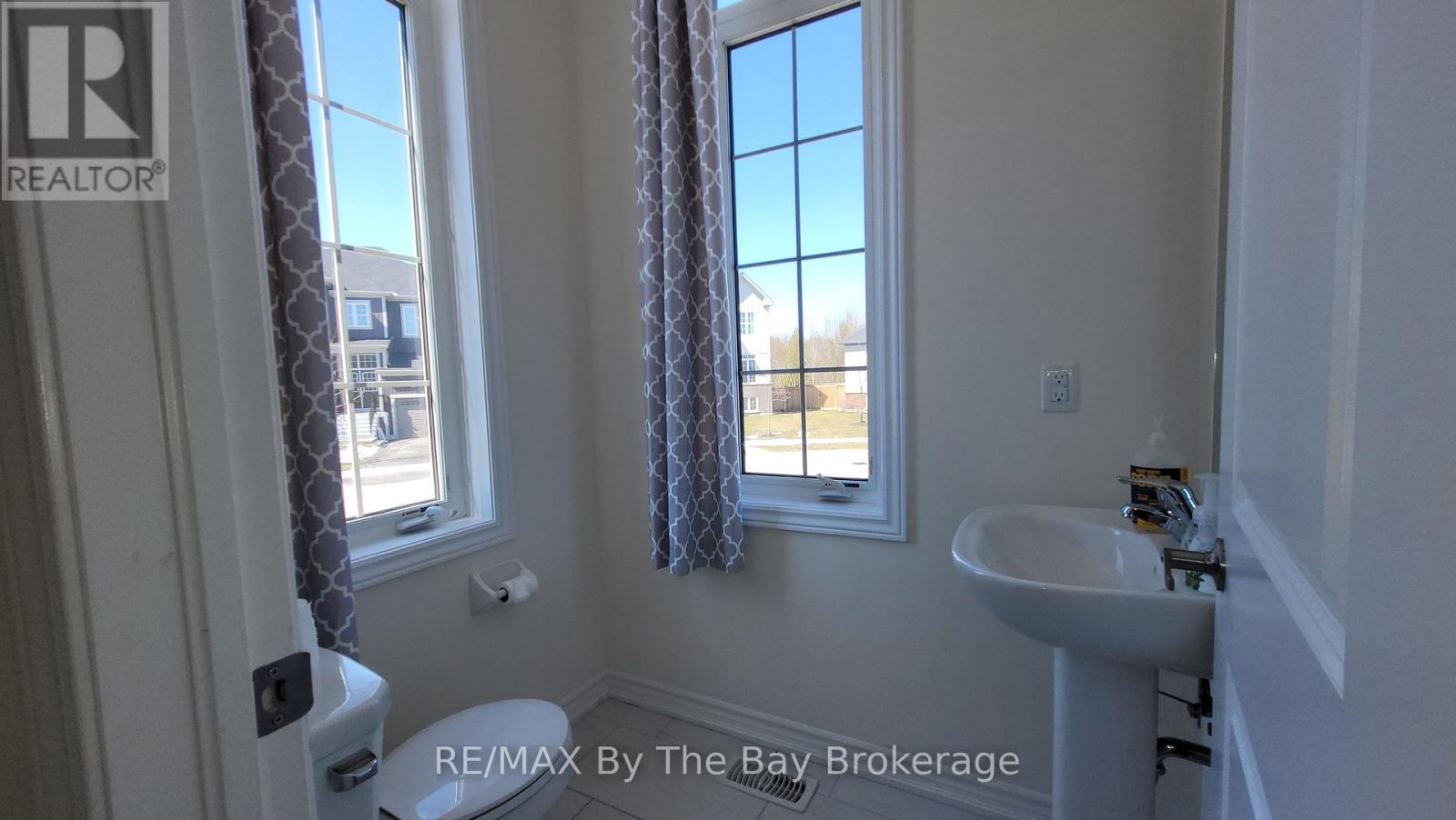 218 Roy Drive, Clearview, Ontario  L0M 1S0 - Photo 16 - S12273579