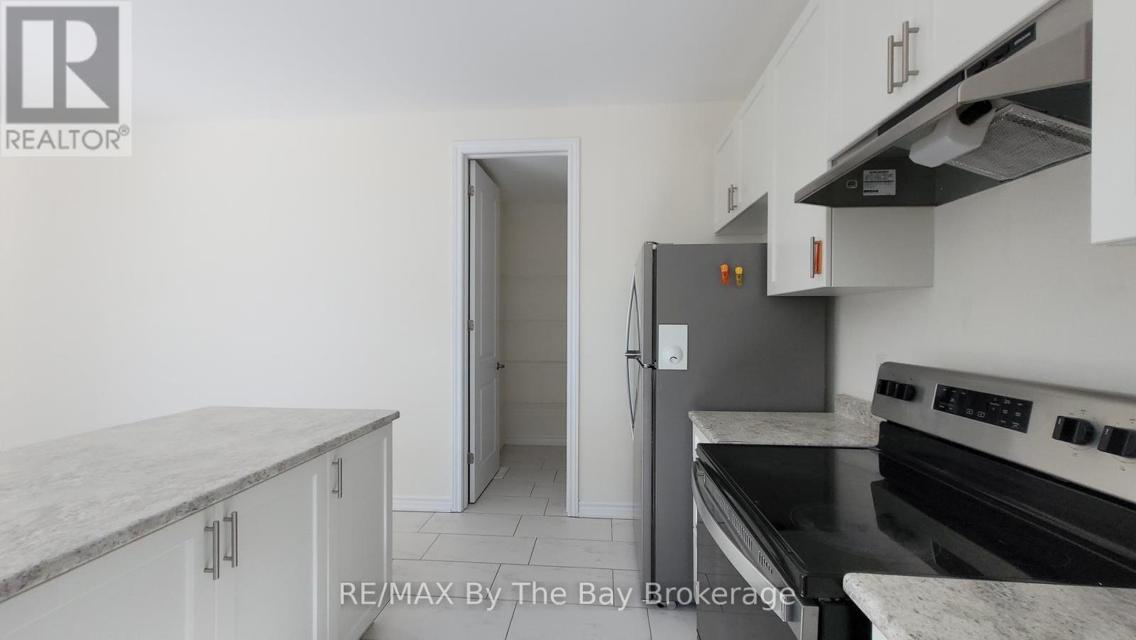 218 Roy Drive, Clearview, Ontario  L0M 1S0 - Photo 5 - S12273579