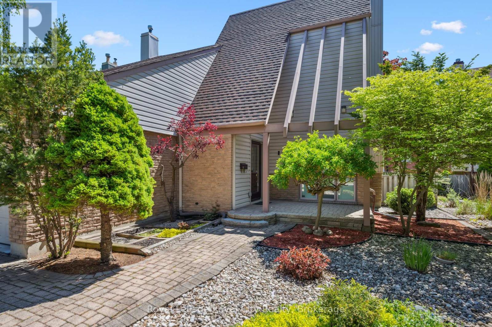27 Shuh Avenue, Kitchener, Ontario  N2A 2Y1 - Photo 4 - X12275604