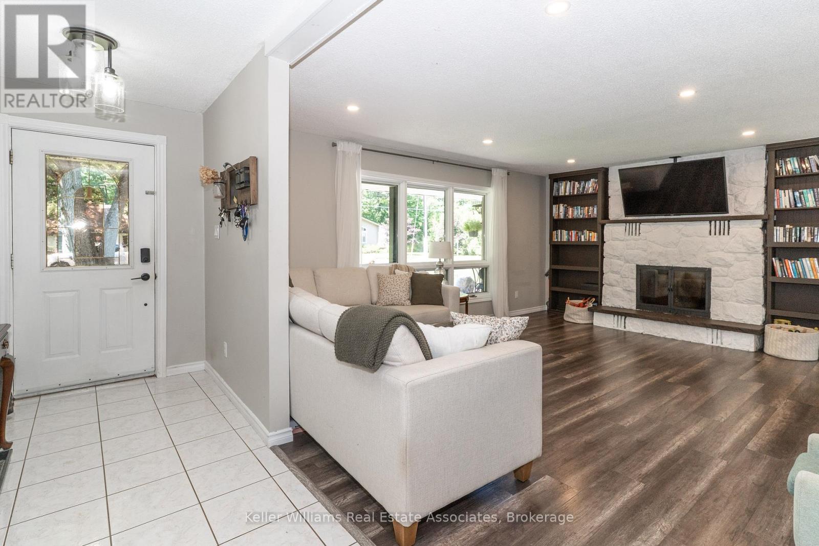 220 Alexander Street, Gravenhurst, Ontario  P1P 1A6 - Photo 3 - X12276481